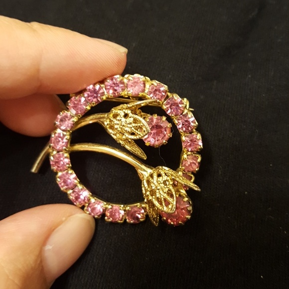 VINTAGE Gold tone BROOCH - Picture 1 of 4